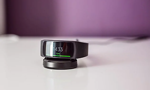 En smartwatch ligger på en trådlös laddningsstation.