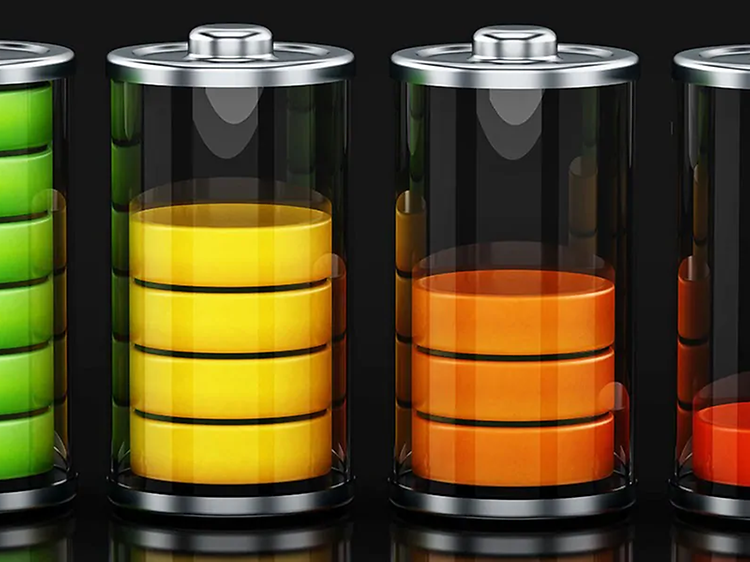 Olika batterinivåer: till vänster en grön stapel som visar full nivå, sedan en gul med lite mindre, sedan orange och sist röd.