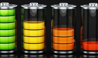 Olika batterinivåer: till vänster en grön stapel som visar full nivå, sedan en gul med lite mindre, sedan orange och sist röd.