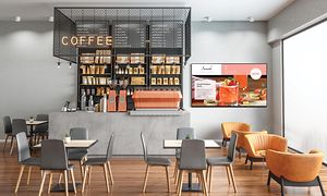 En Samsung Business TV hänger på en vägg i ett café.