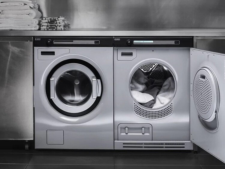 En ASKO tvättmaskin och torktumlare med tvätt i.