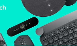 Datortillbehör från Logitech, webbkamera, mus, tangentbord och musmatta i svart på grön bakgrund. 