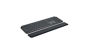 Svart tangentbord från Logitech Keys Plus med mjukt skydd för handlederna. Vit bakgrund.