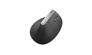 Närbild på en ergonomisk mus från Logitech med uppböjning i mitten.