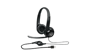 Ett svart headset med mikrofon från Logitech, med justering på sladden. Vit bakgrund.