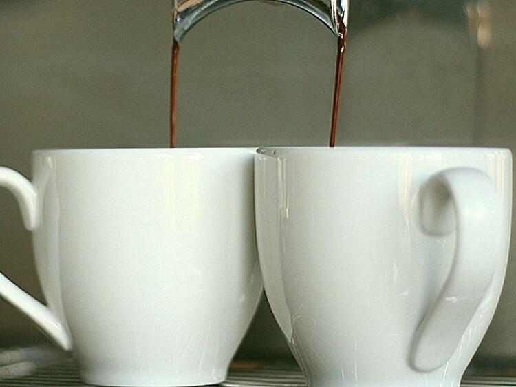 Kaffemaskin som brygger kaffe och fyller upp två muggar på samma gång. 