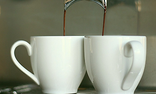 Kaffemaskin som brygger kaffe och fyller upp två muggar på samma gång.