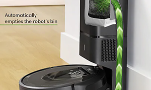 iRobot Roomba i7+ tömmer skräpet i en behållare i laddningsstationen, grön förg symboliseraer skräpet som sugs in.