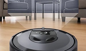 iRobot Roomba i7+ robotdammsugare känner av rummet, på bilden finns tex två fåtöljer och ett bord. 