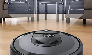 iRobot Roomba i7+ robotdammsugare känner av rummet, på bilden finns tex två fåtöljer och ett bord.