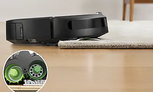 iRobot Roomba i7+ robotdammsugare på väg uppför kanten på en tjock ljus matta.