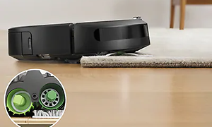 iRobot Roomba i7+ robotdammsugare på väg uppför kanten på en tjock ljus matta. 