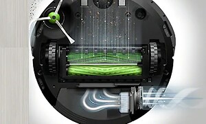 Undersidan av robotdammsugaren iRobot Roomba i7+ där man kan se hur du olika delarna effektivt kan suga upp damm och smuts. 