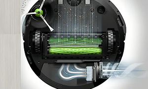 Undersidan av robotdammsugaren iRobot Roomba i7+ där man kan se hur du olika delarna effektivt kan suga upp damm och smuts.