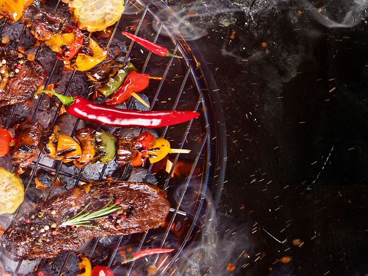 Kött och grönsaker på kolgrill