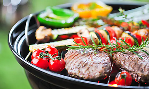 Kolgrill utomhus med kött och grönsaker
