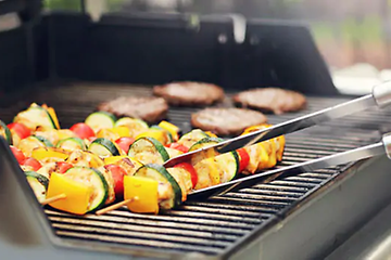 Grönsaksspett på en gasgrill