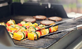 Grönsaksspett på en gasgrill