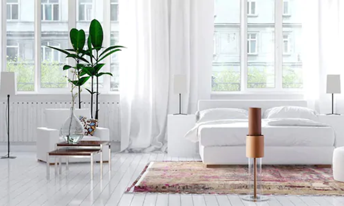 LightAir IonFlow i ett ljust vardagsrum med vita möbler och en öppen spis.